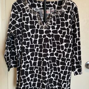 Quacker Factory Black & White Giraffe Embellished V-Neck Tunic Animal Print S